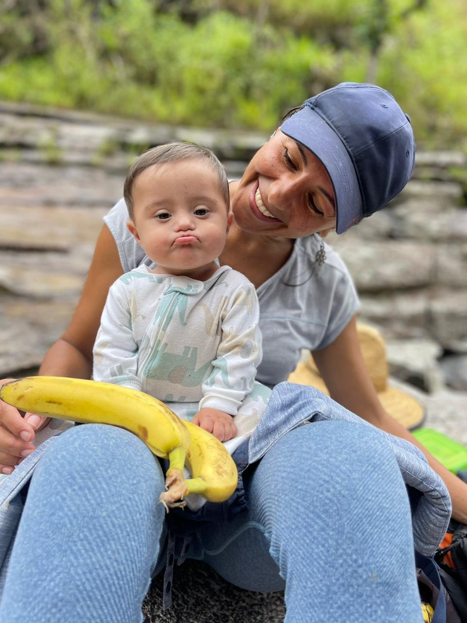 Marília Campello com o filho, Nauê, ao ar livre